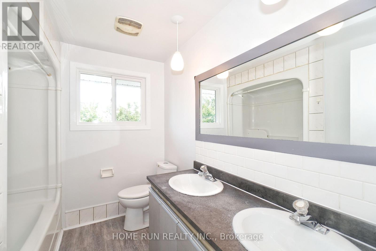 1292 Meadowlands Drive E