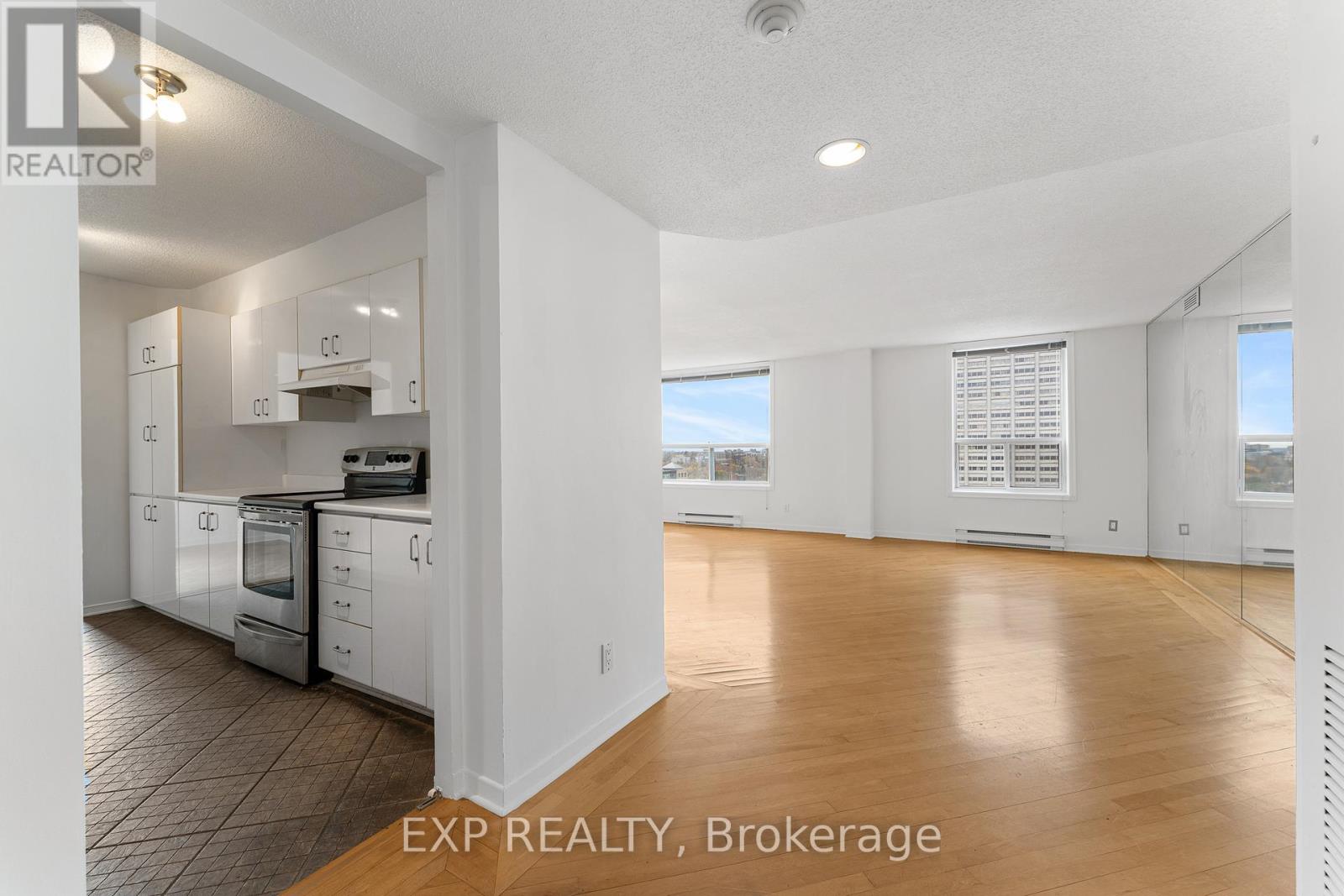 Ph10 - 215 Parkdale Avenue