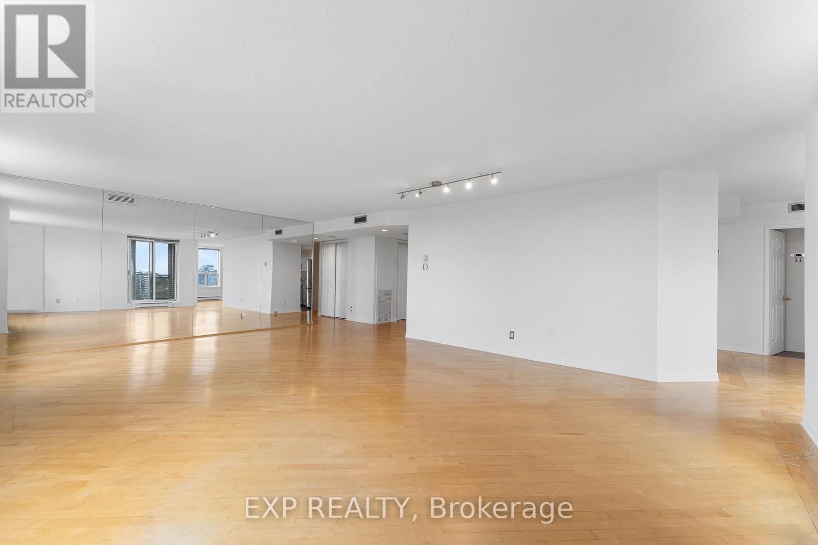 Ph10 - 215 Parkdale Avenue