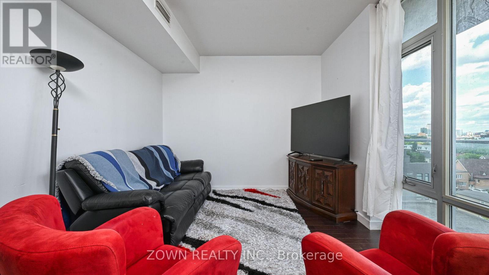 807 - 201 Parkdale Avenue