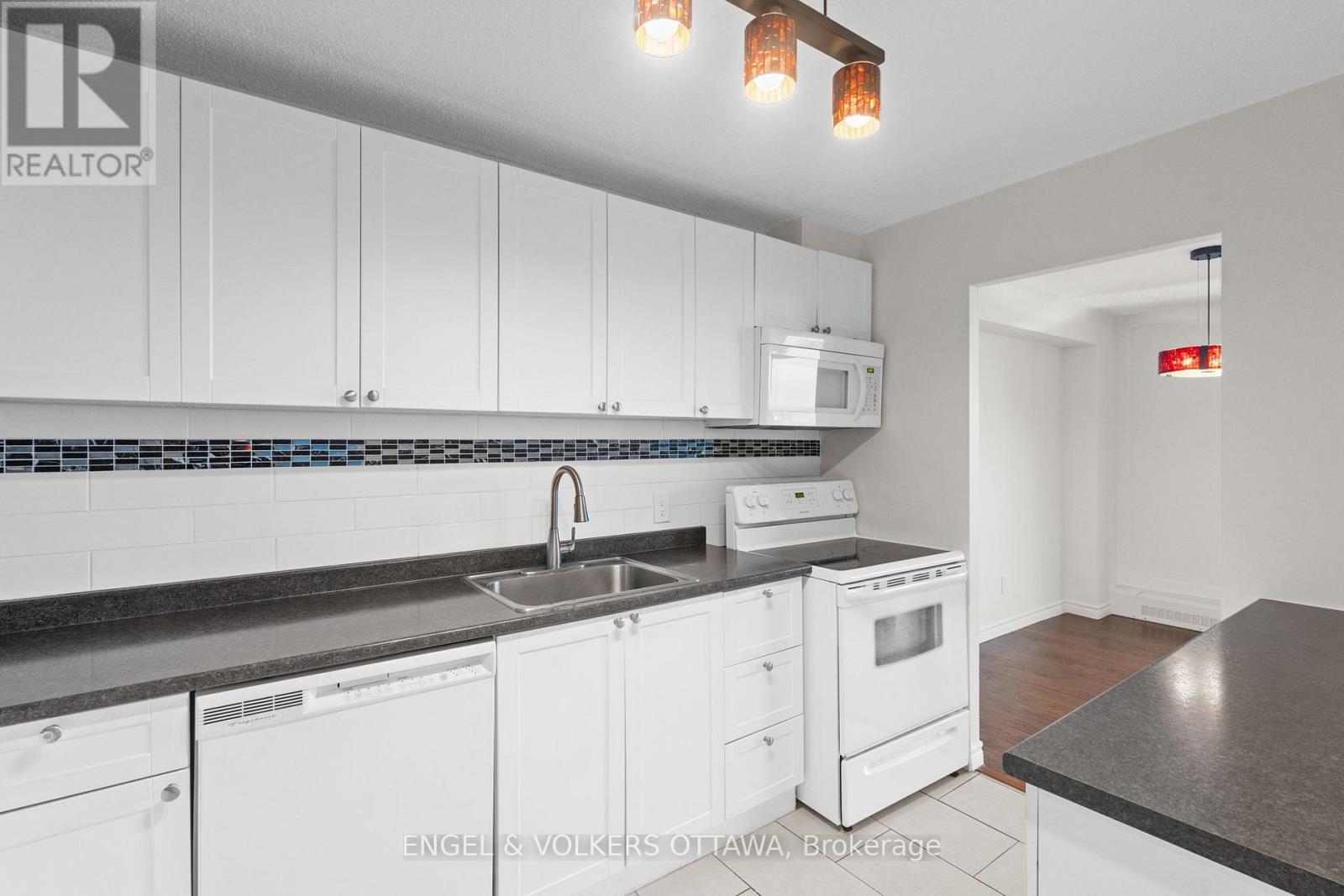 2001 - 665 Bathgate Drive