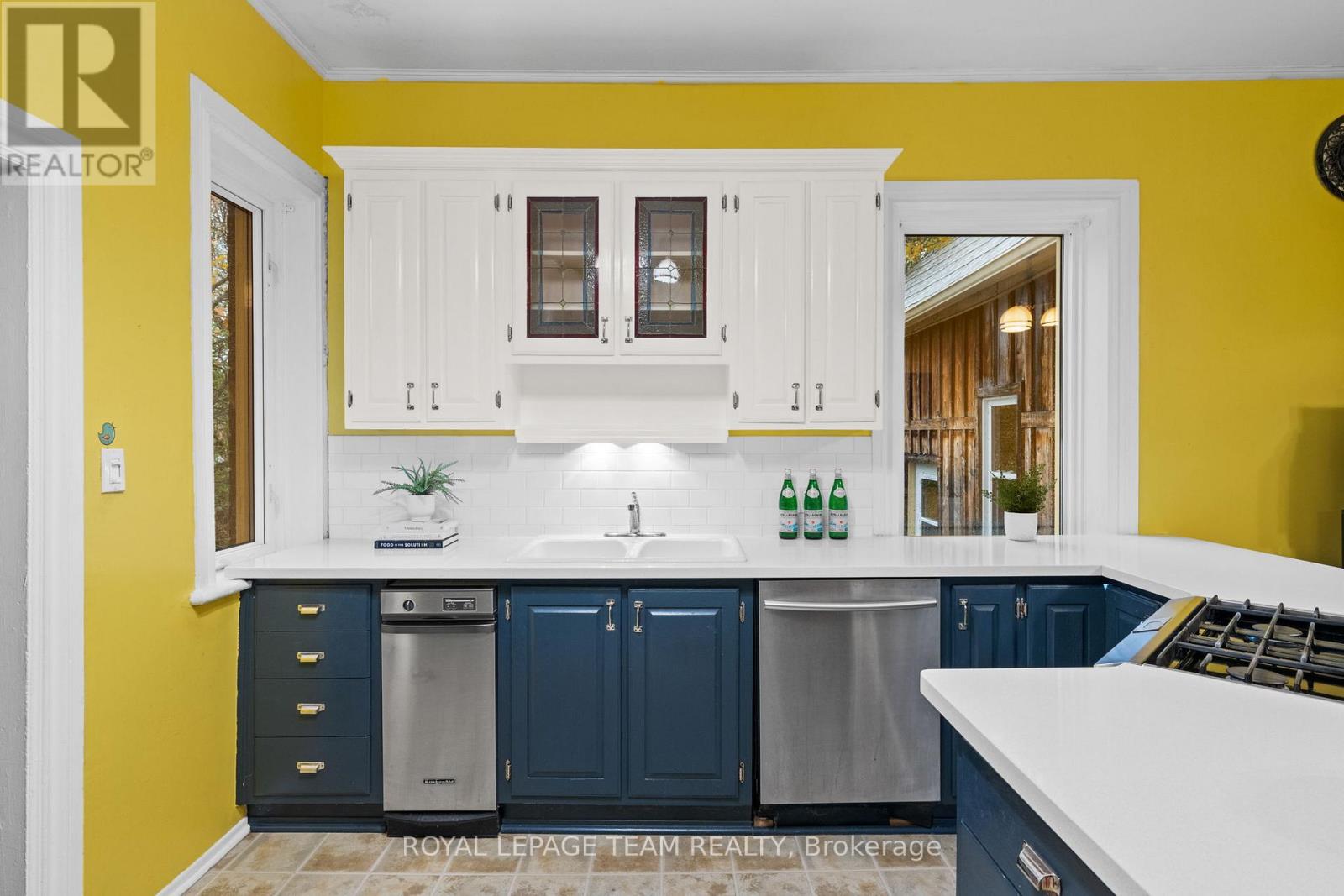 6722 Rideau Valley Drive S