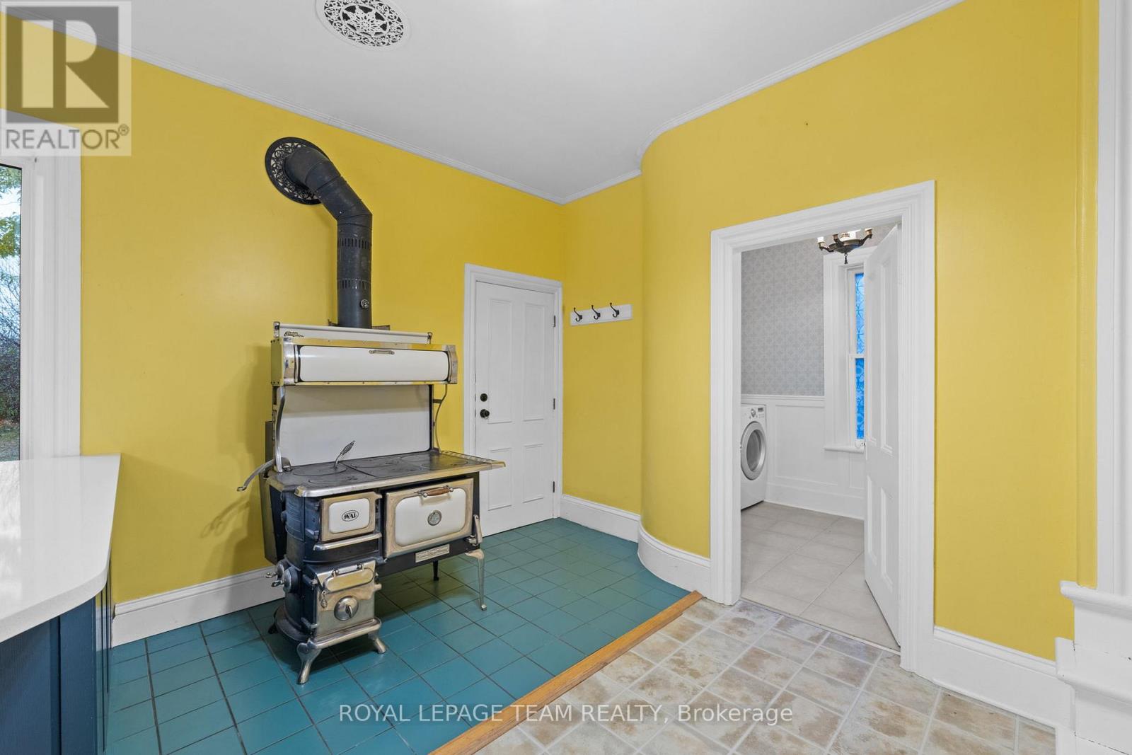 6722 Rideau Valley Drive S