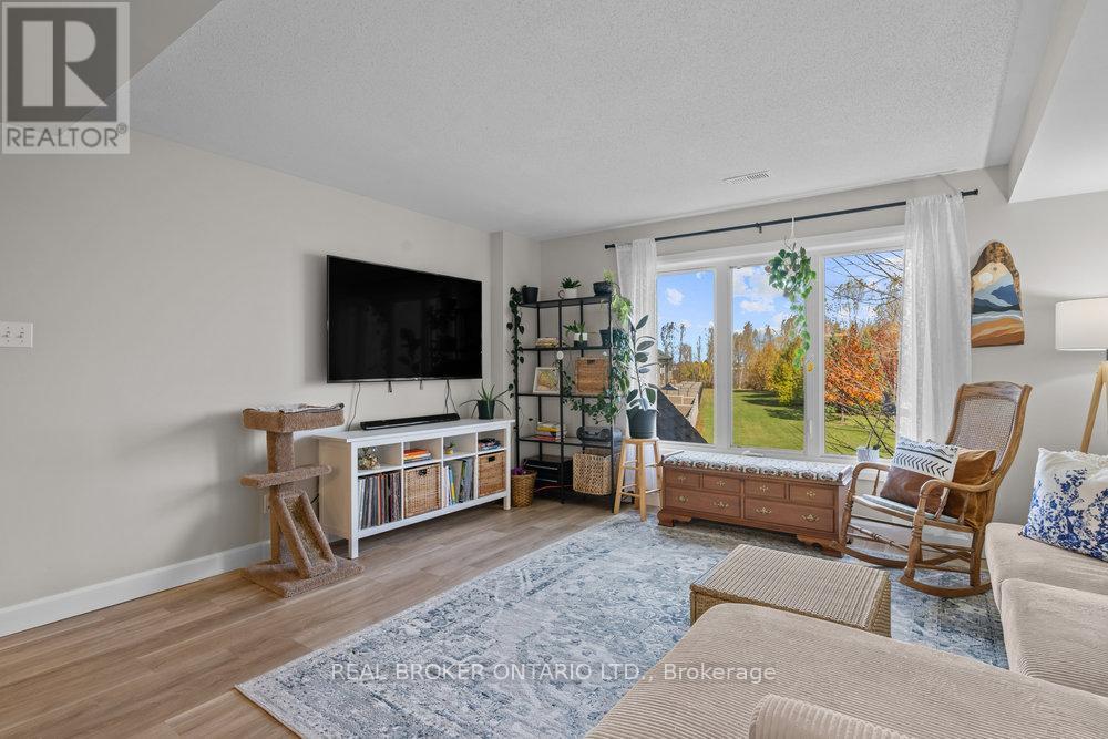 10 - 293 Aquaview Drive