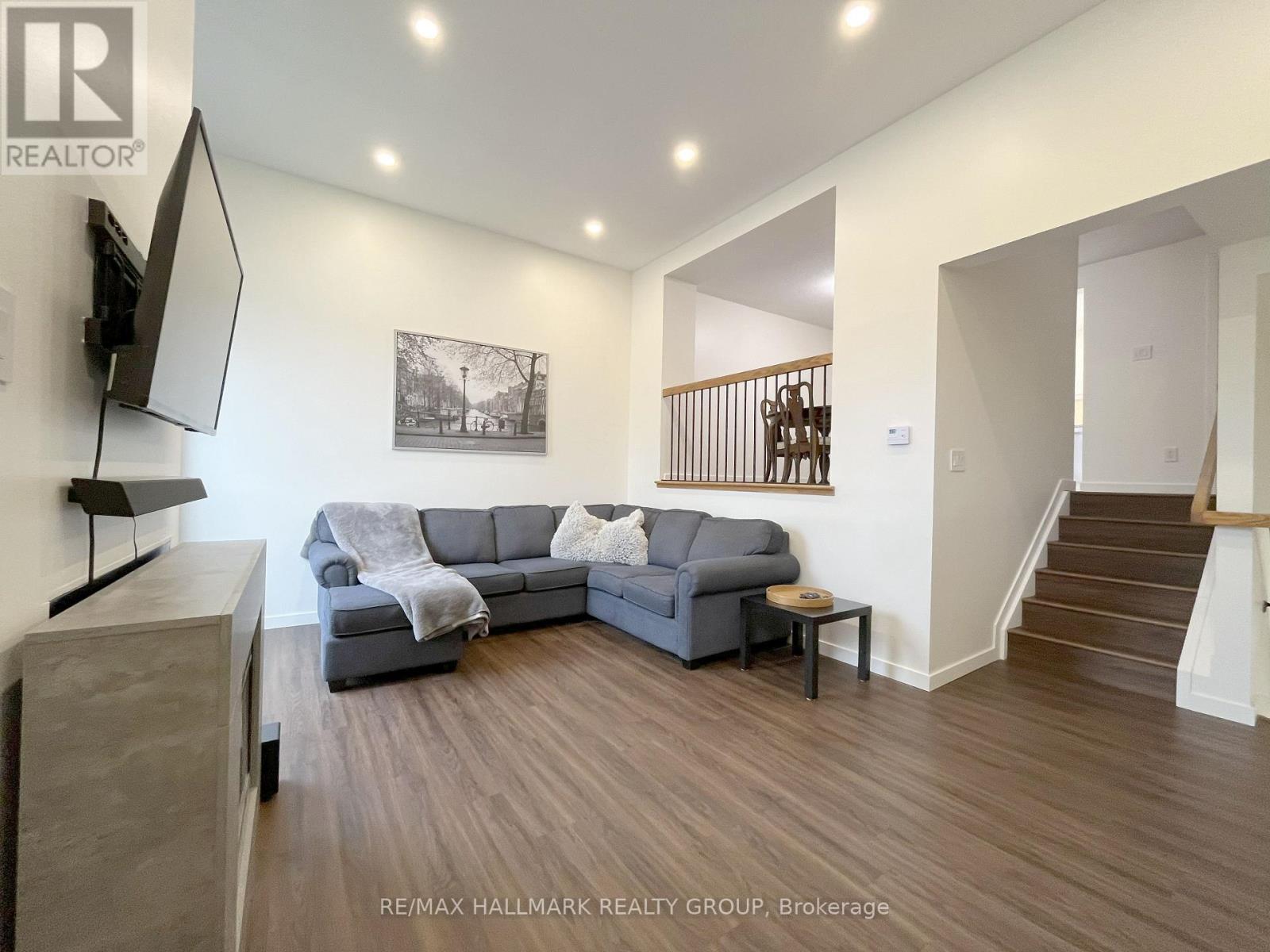 11 - 94 Esterlawn Private