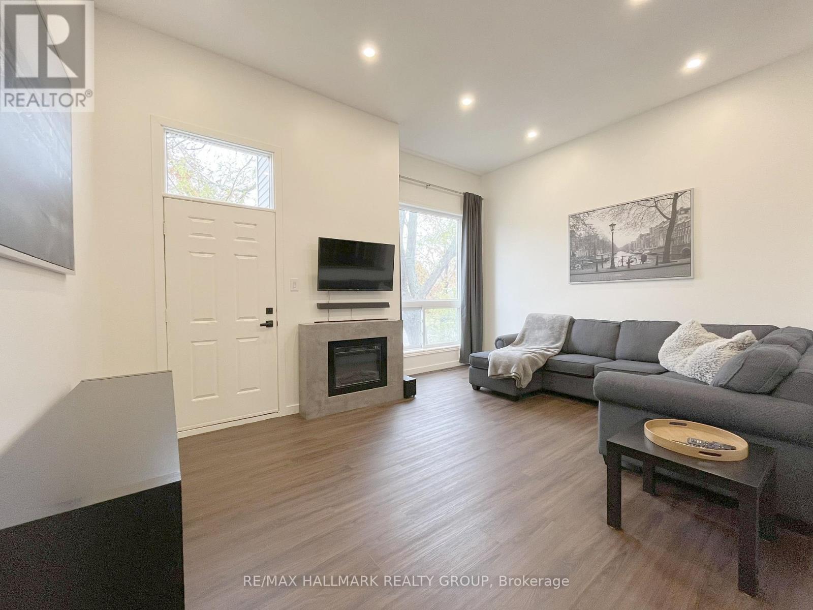 11 - 94 Esterlawn Private