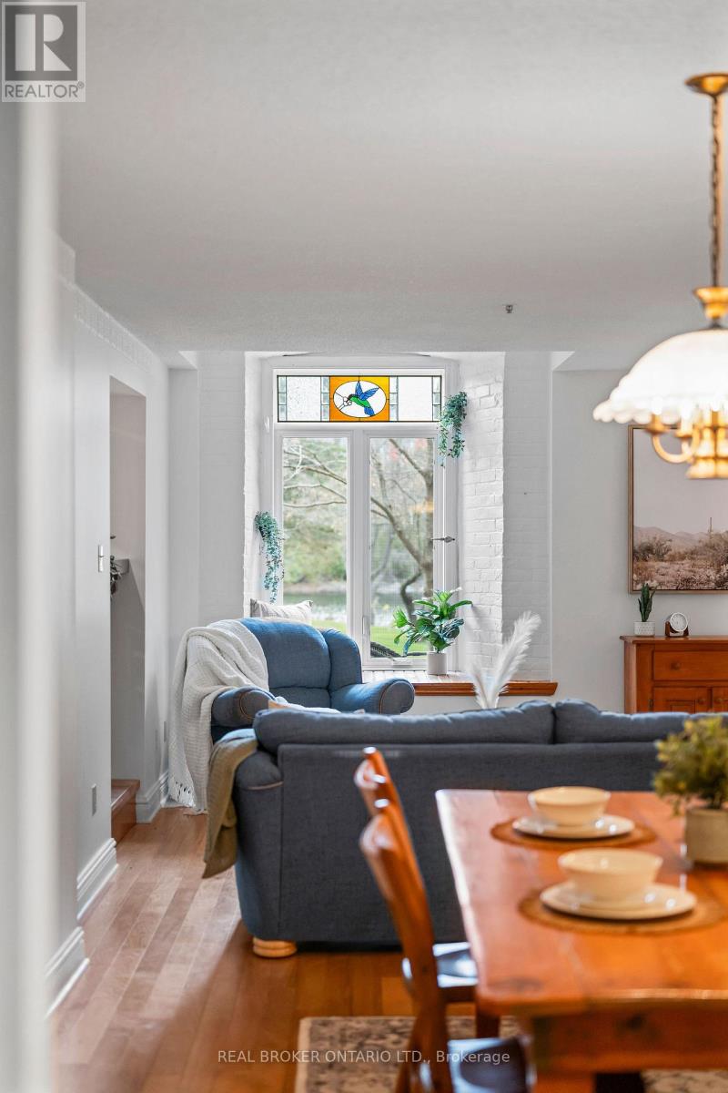 6 - 1 Rosamond Street E