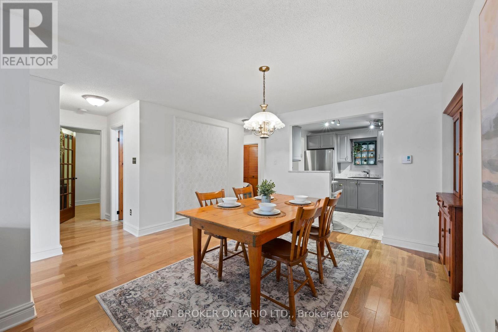 6 - 1 Rosamond Street E