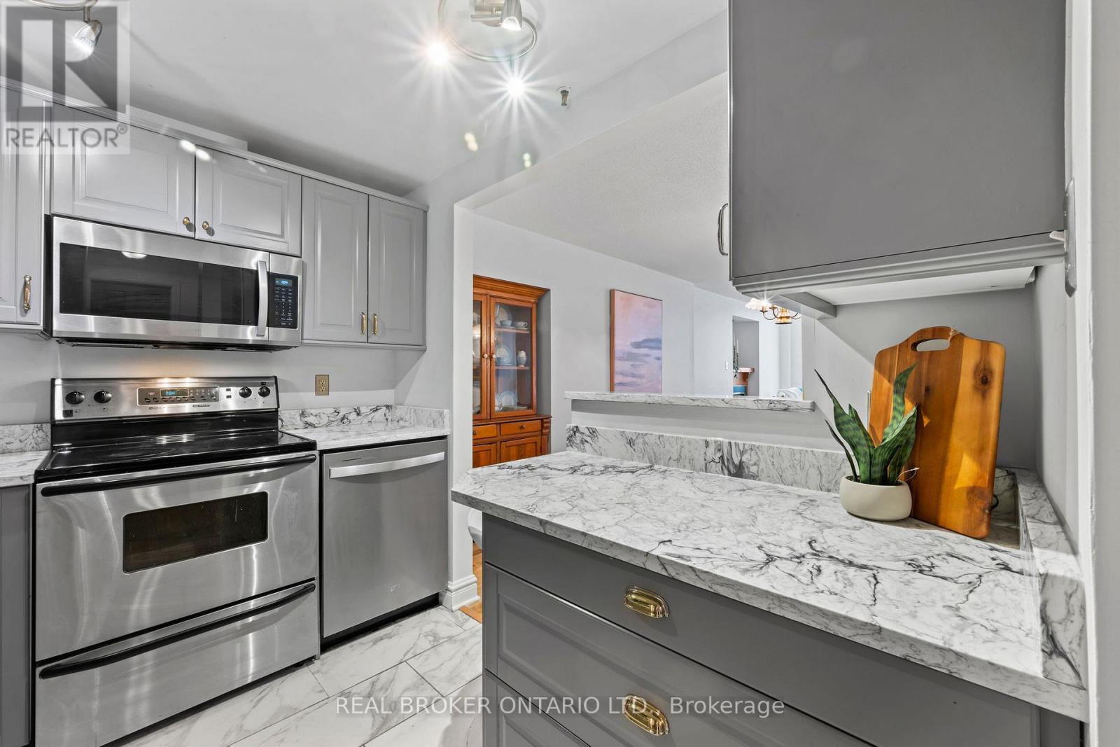 6 - 1 Rosamond Street E