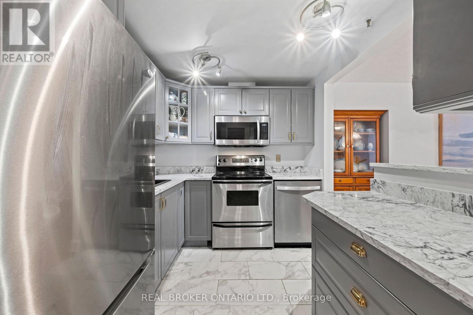 6 - 1 Rosamond Street E