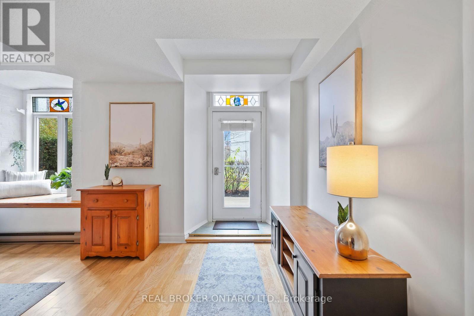 6 - 1 Rosamond Street E