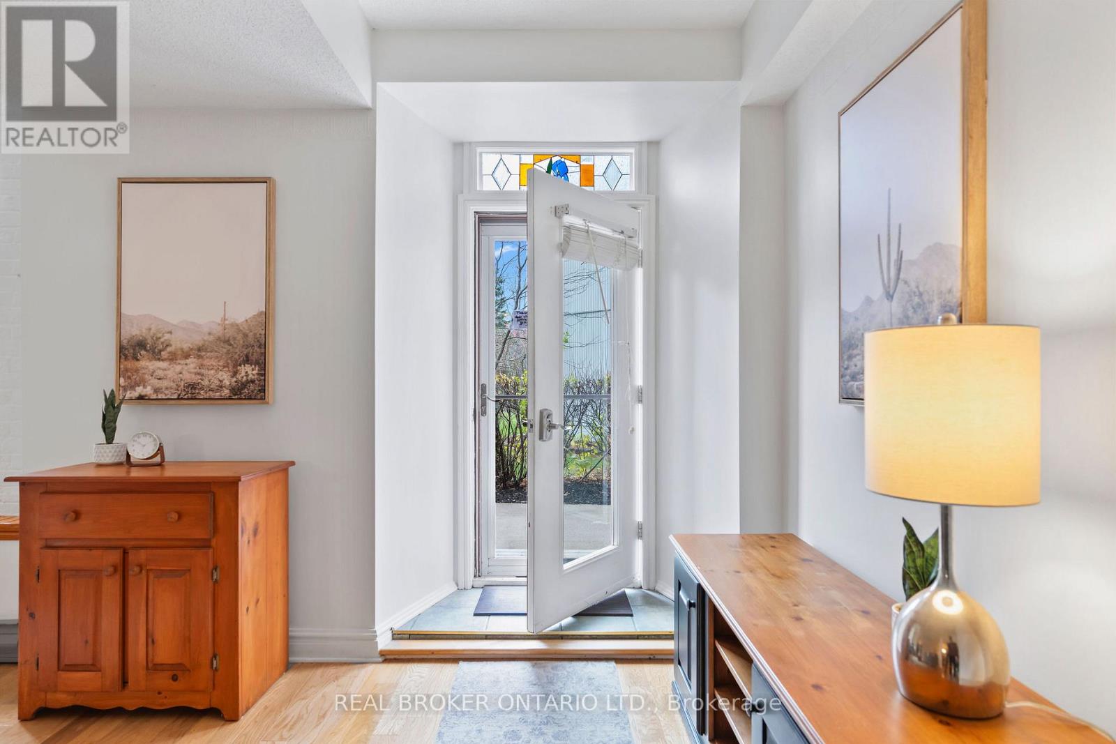 6 - 1 Rosamond Street E