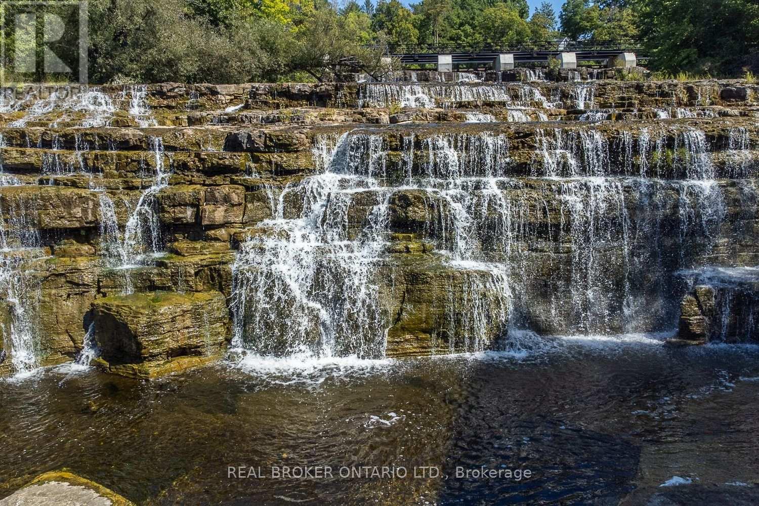 6 - 1 Rosamond Street E