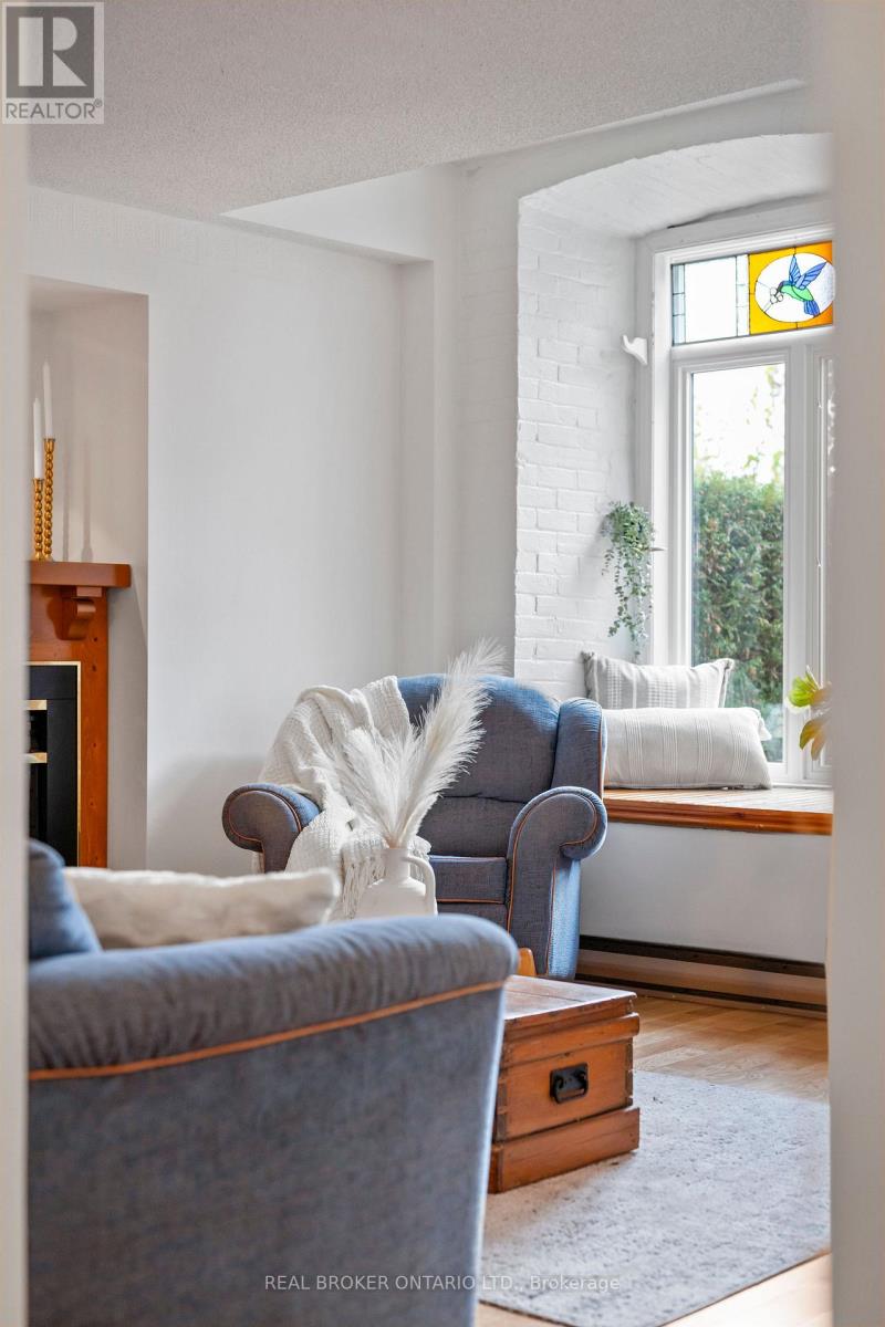 6 - 1 Rosamond Street E