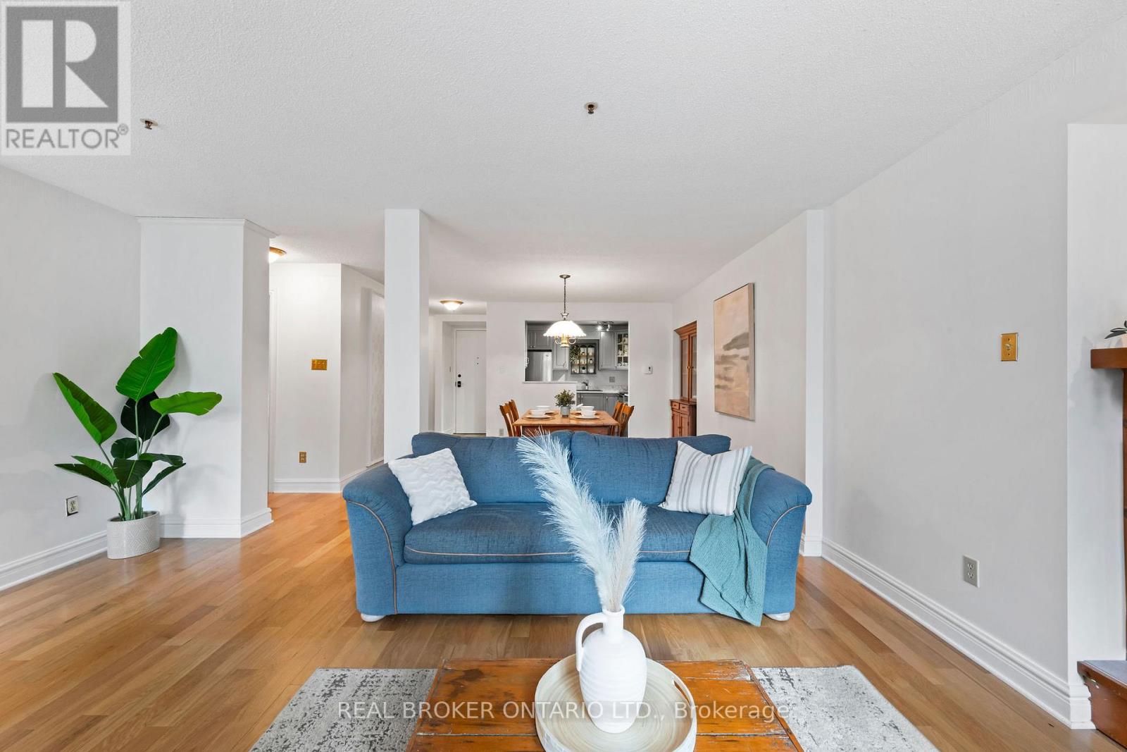 6 - 1 Rosamond Street E