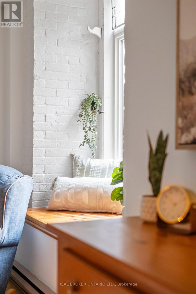 6 - 1 Rosamond Street E