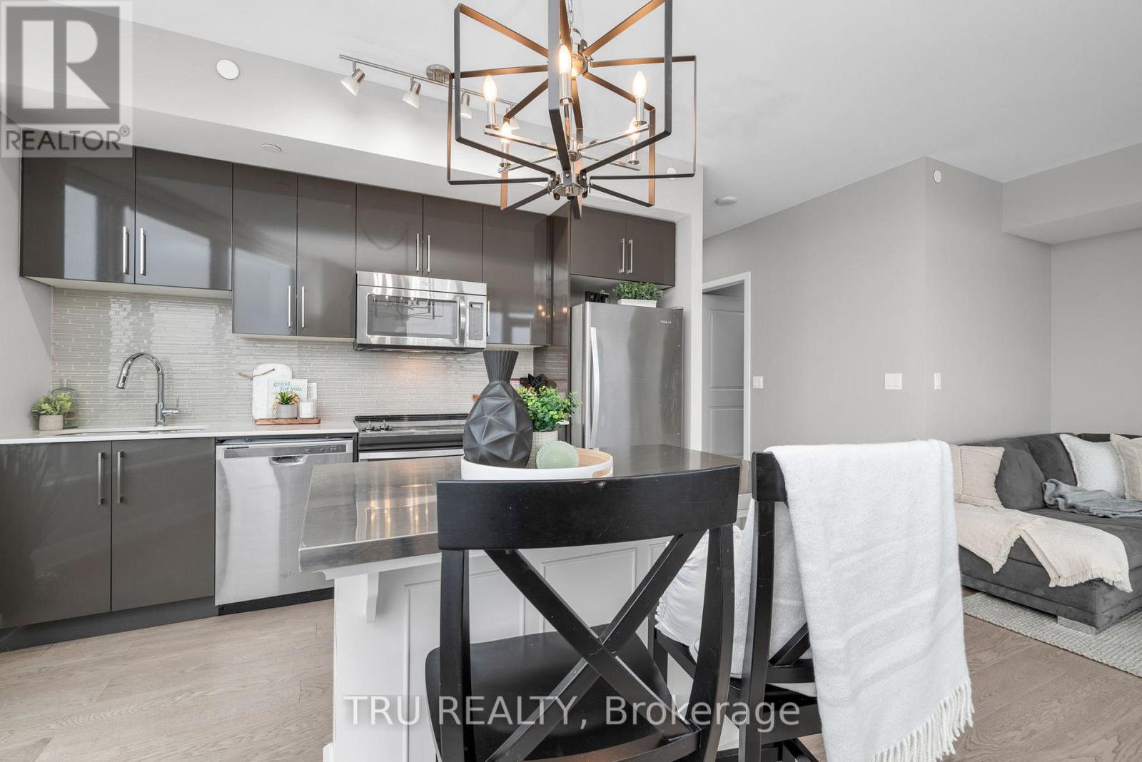 910 - 485 Richmond Road