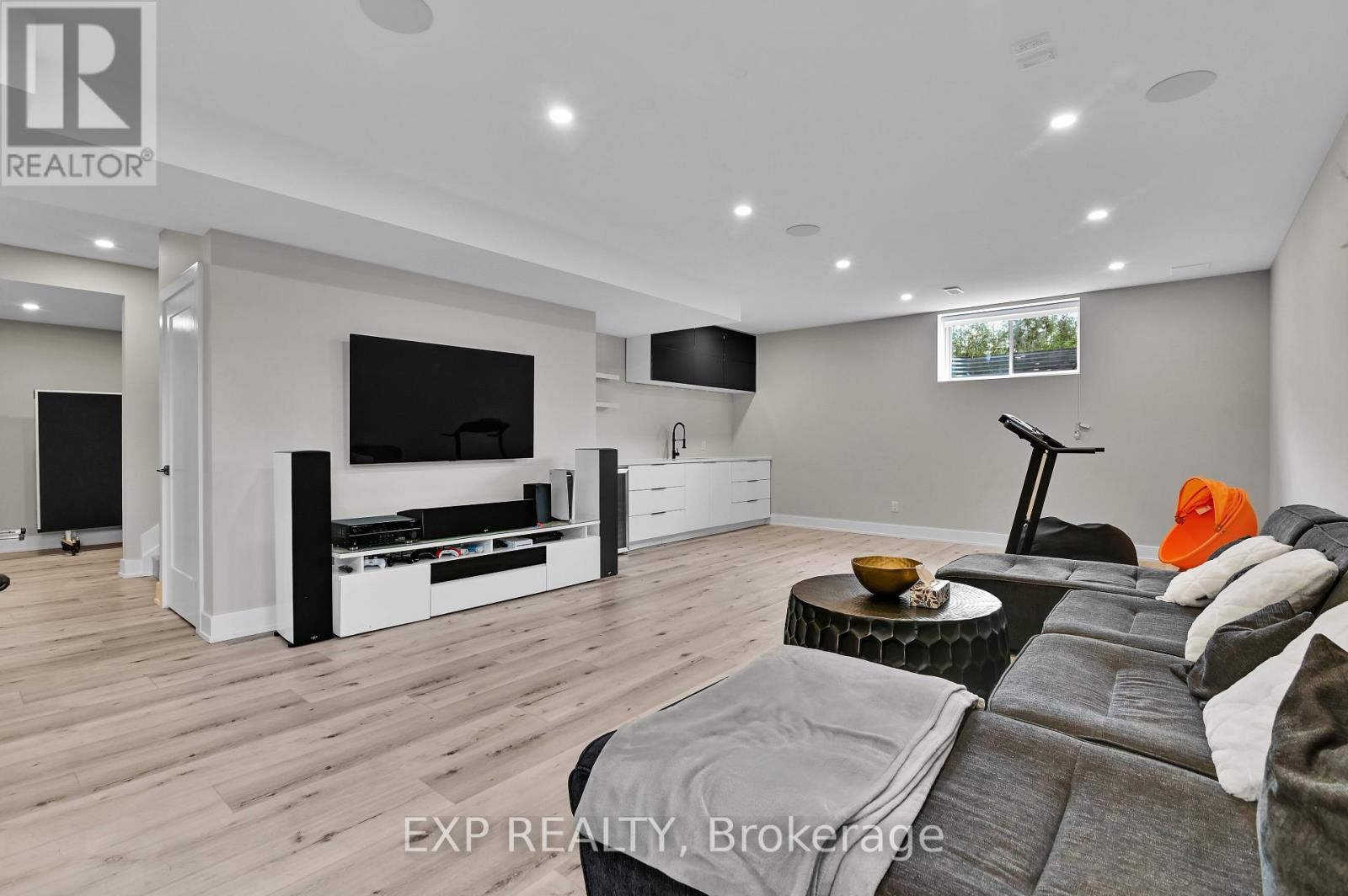 364 Gloaming Crescent