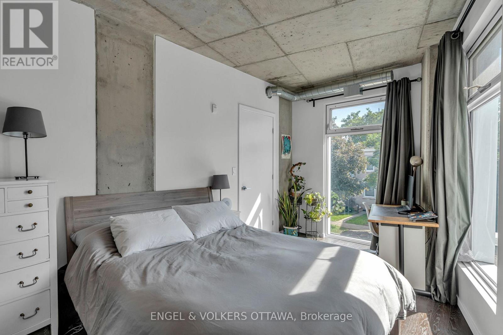 210 - 1000 Wellington Street W