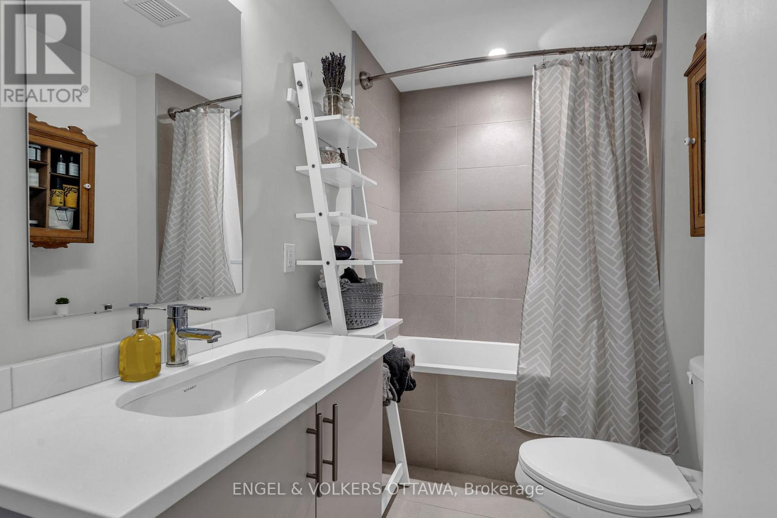 210 - 1000 Wellington Street W