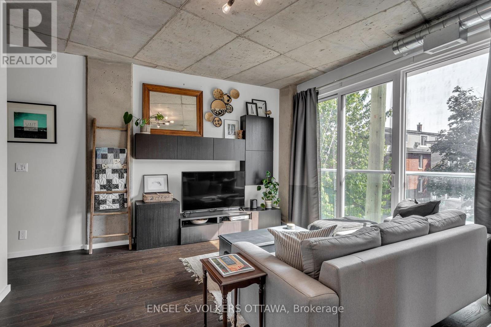 210 - 1000 Wellington Street W