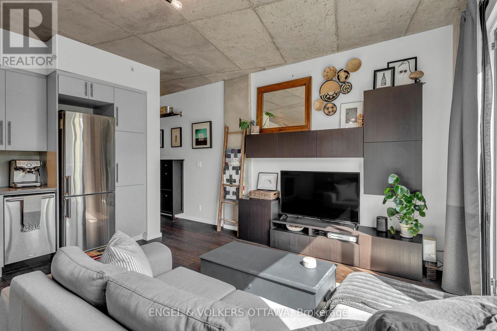 210 - 1000 Wellington Street W