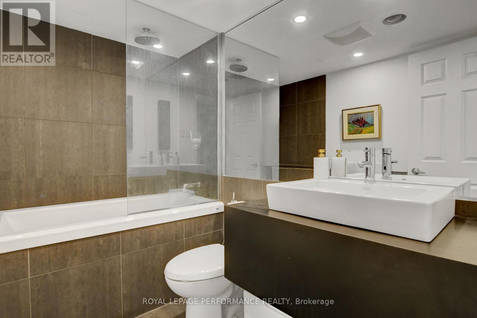 202 - 320 Crichton Street