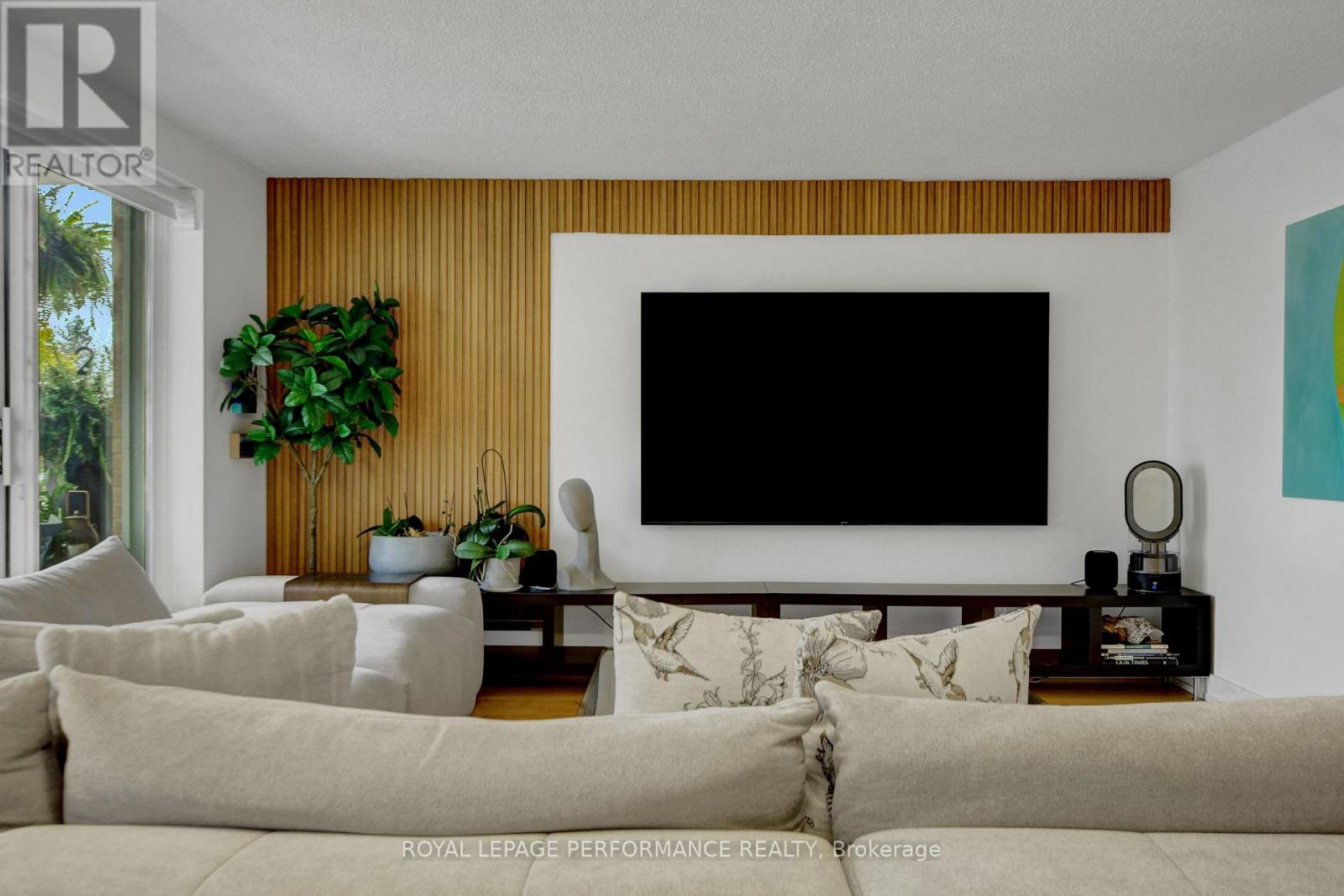 202 - 320 Crichton Street