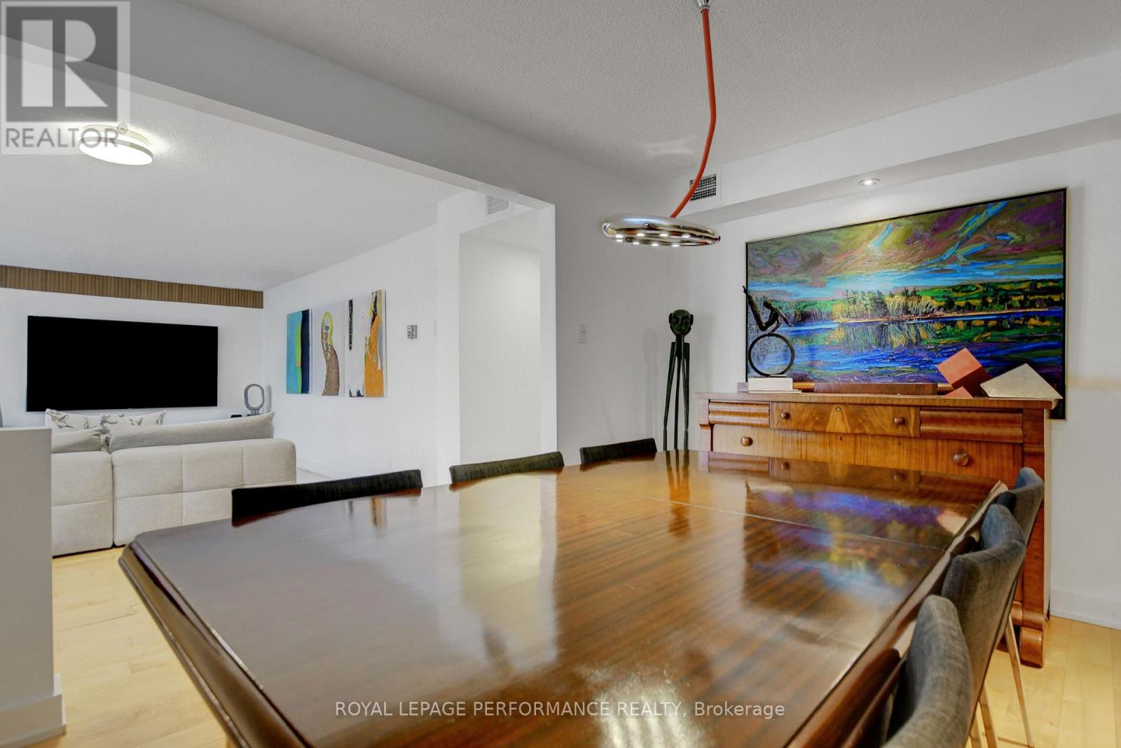 202 - 320 Crichton Street