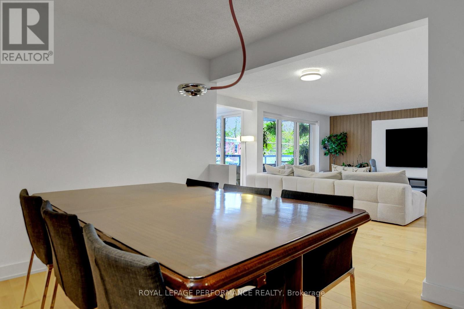 202 - 320 Crichton Street