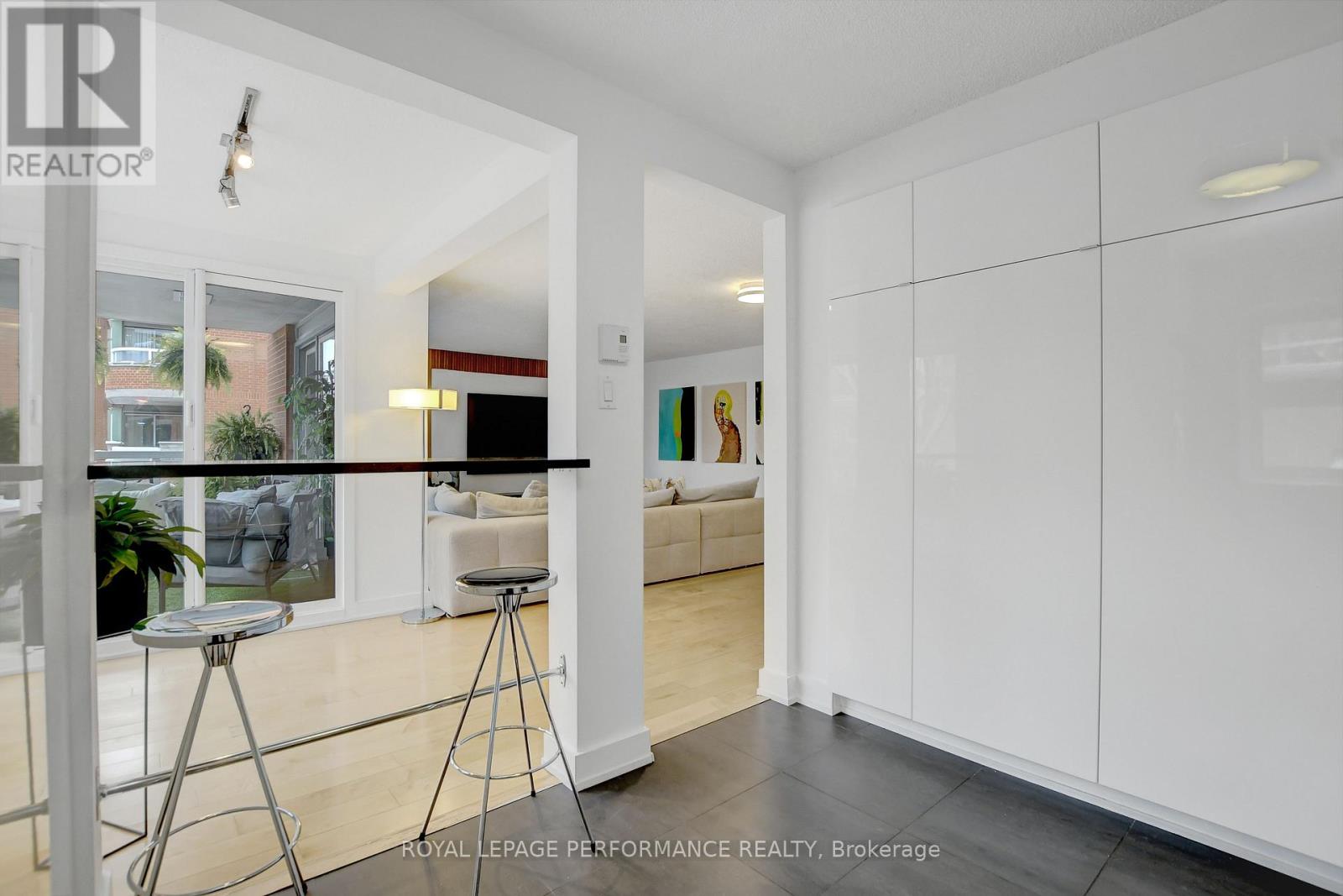 202 - 320 Crichton Street