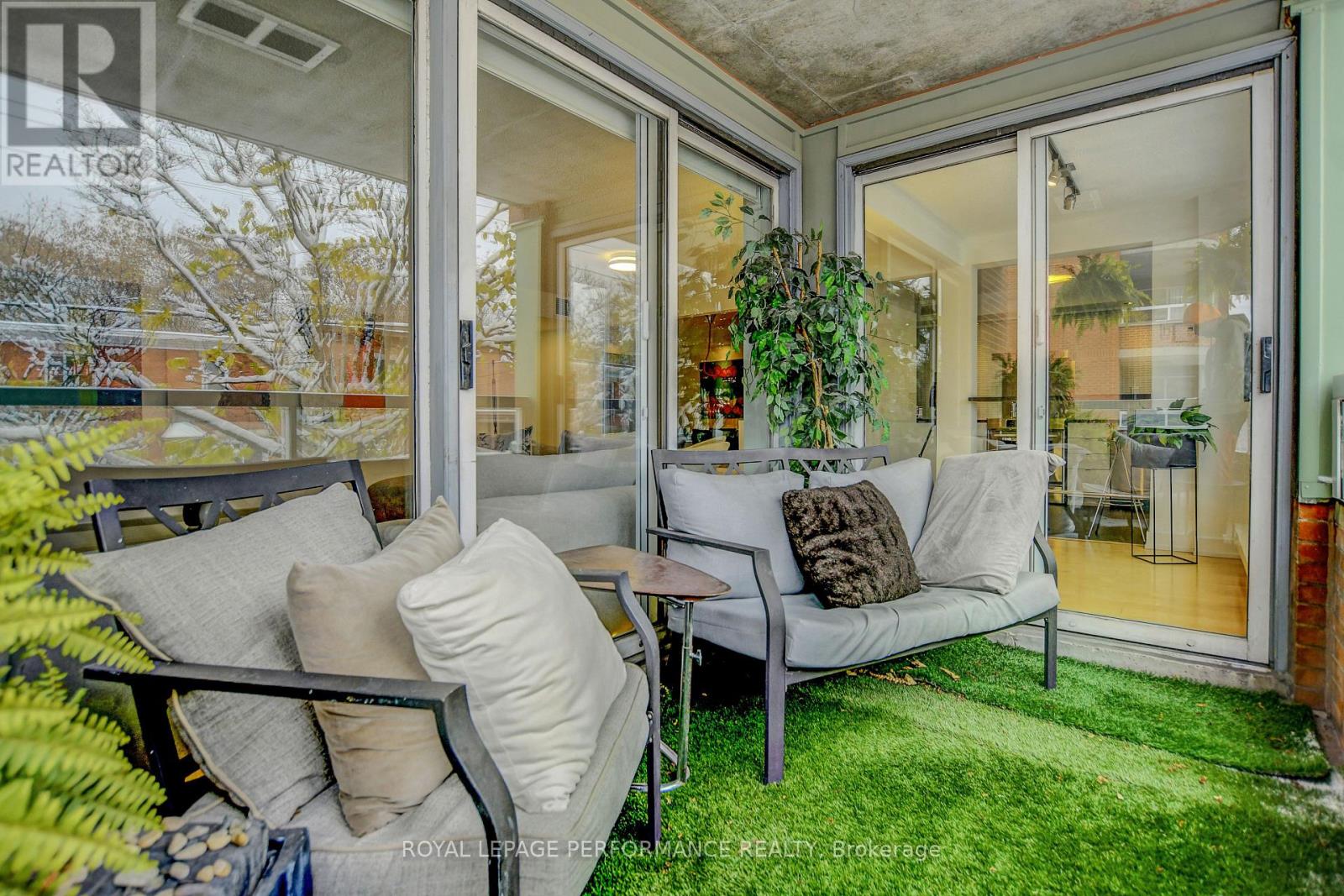 202 - 320 Crichton Street