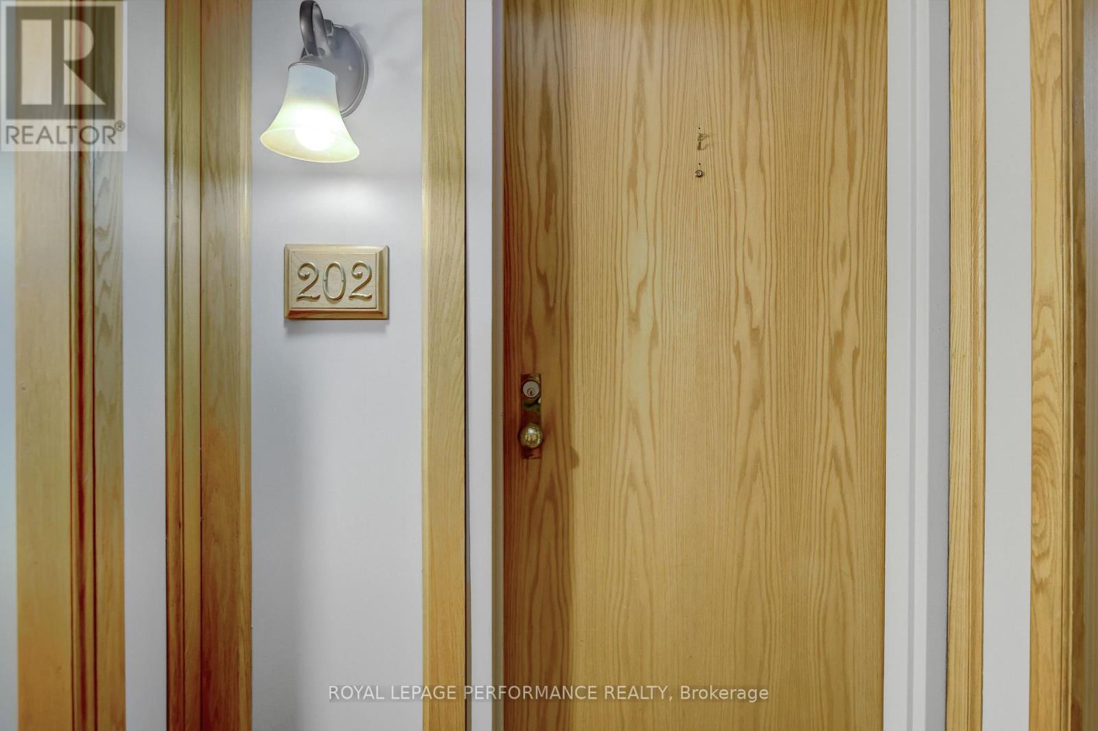 202 - 320 Crichton Street