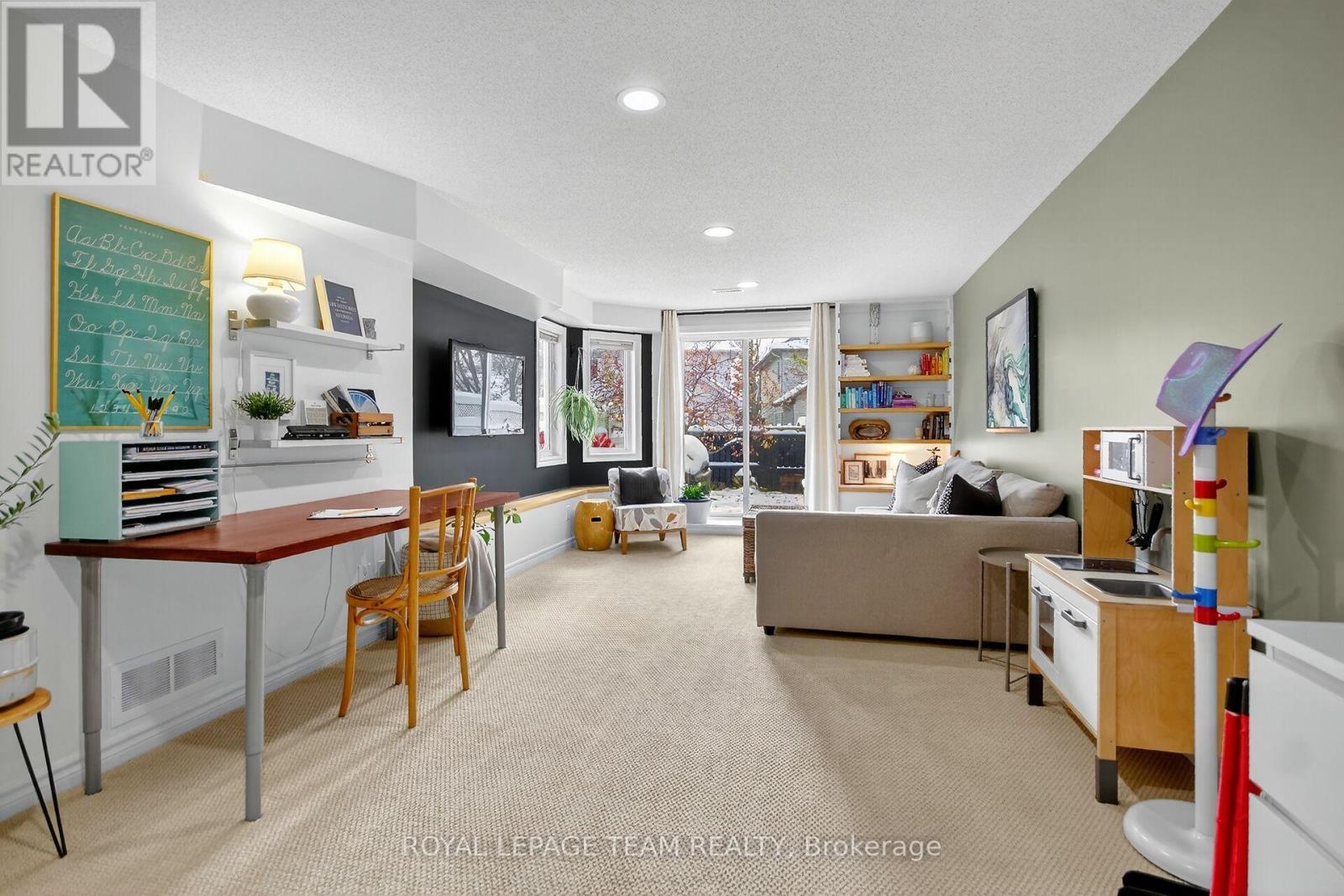 293 Waymark Crescent