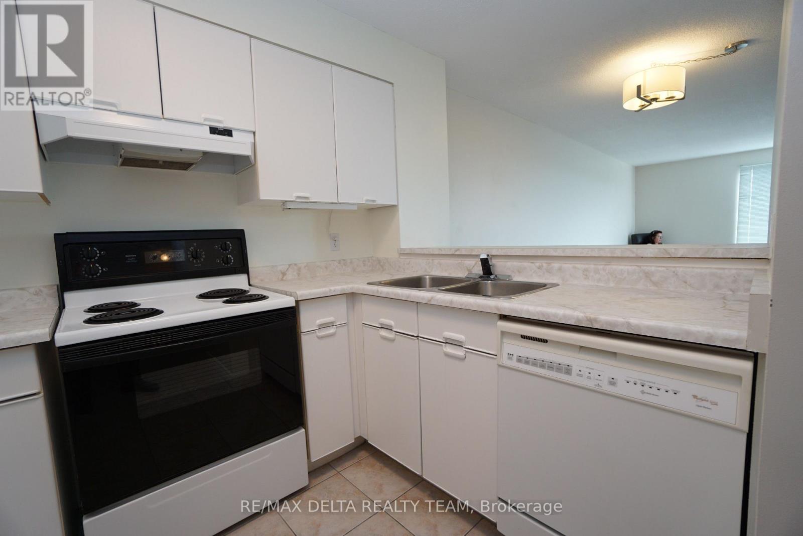 1506 - 545 St. Laurent Boulevard