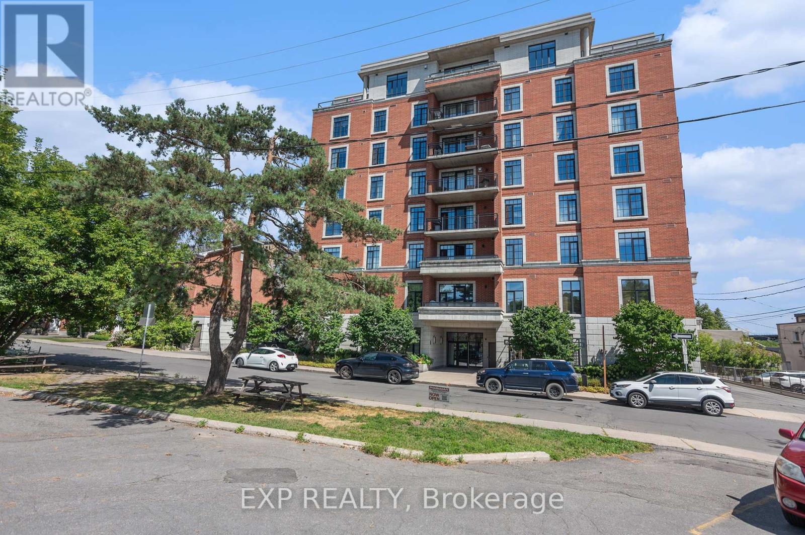 403 - 327 Breezehill Avenue S