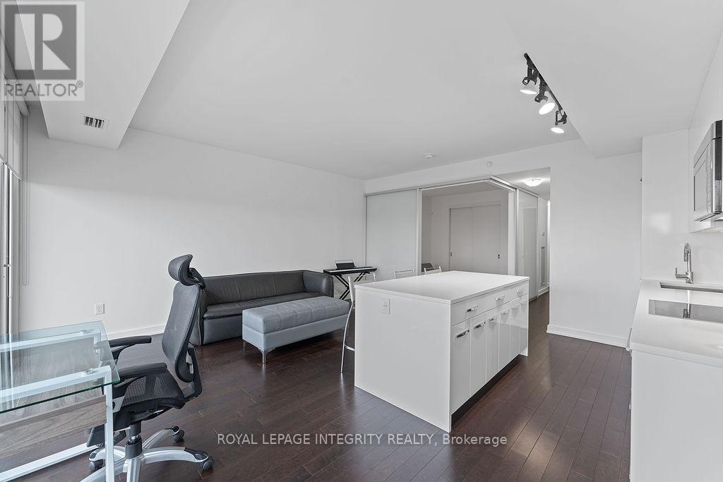 1908 - 111 Champagne Avenue S