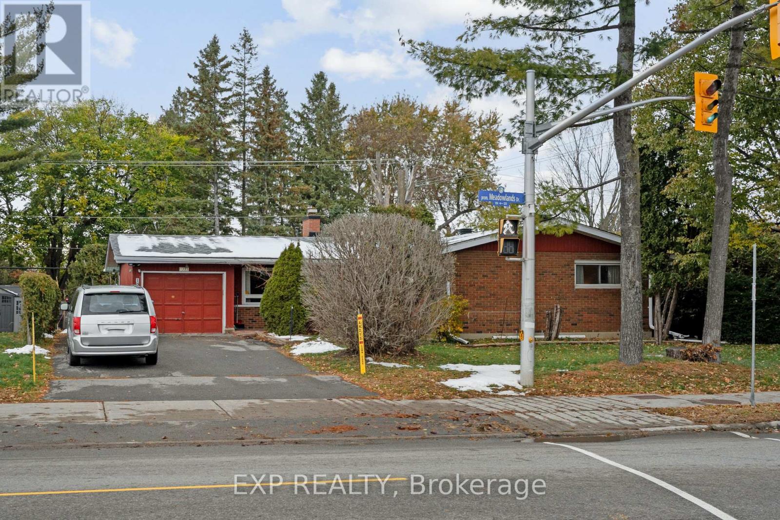 1233 Meadowlands Drive E