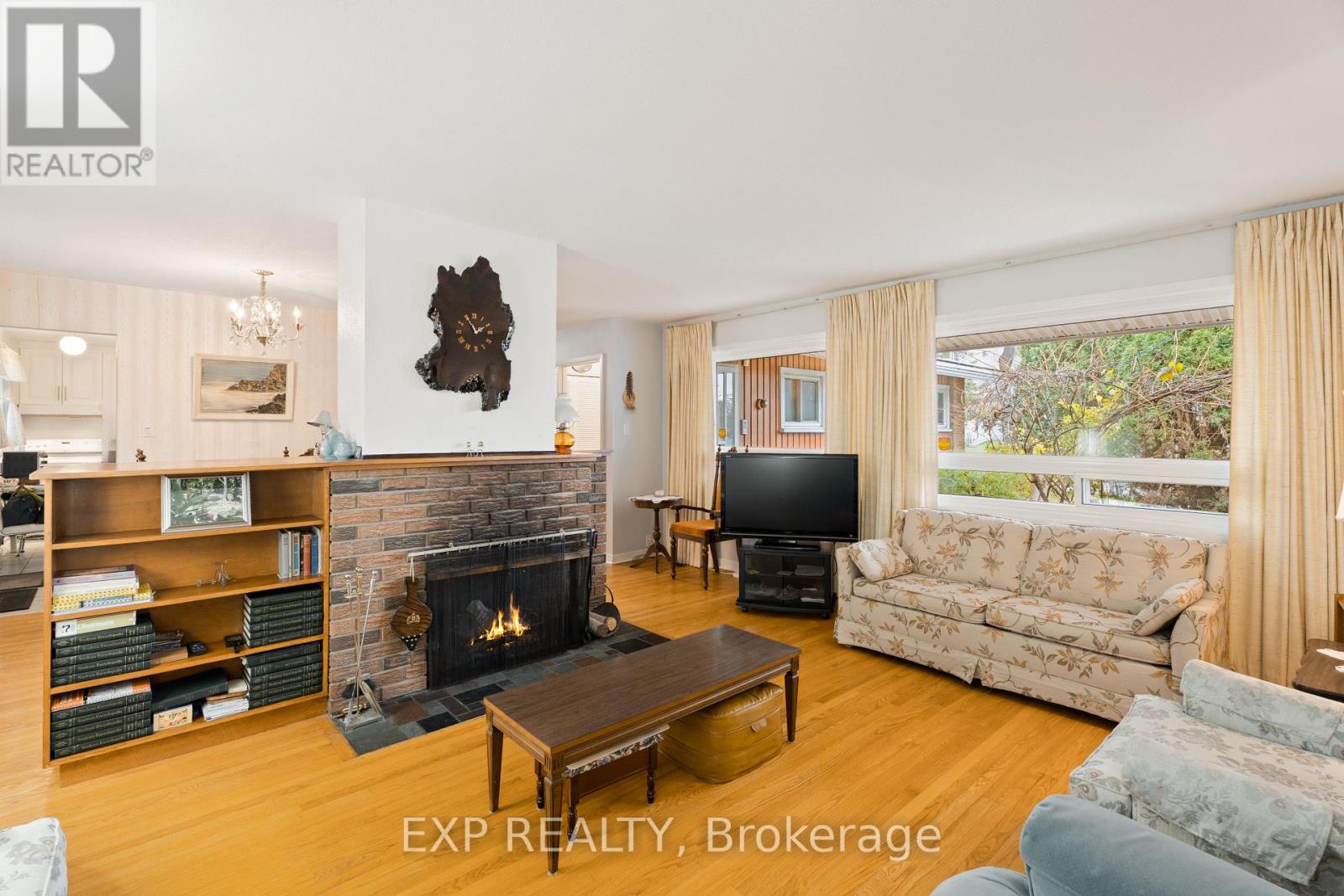 1233 Meadowlands Drive E