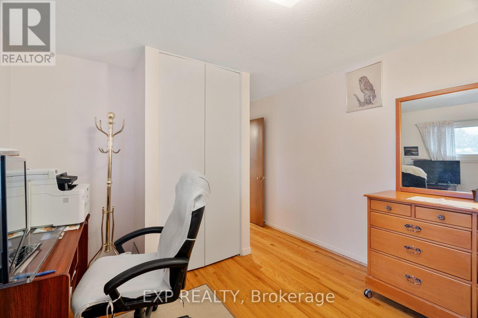 1233 Meadowlands Drive E