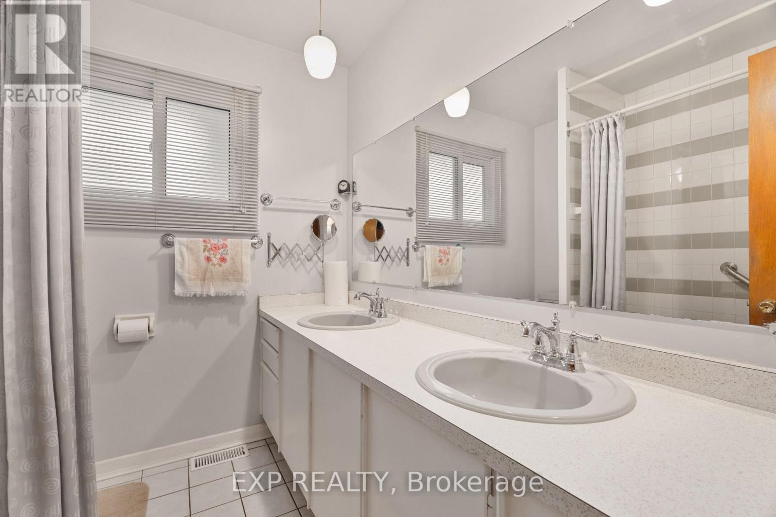 1233 Meadowlands Drive E