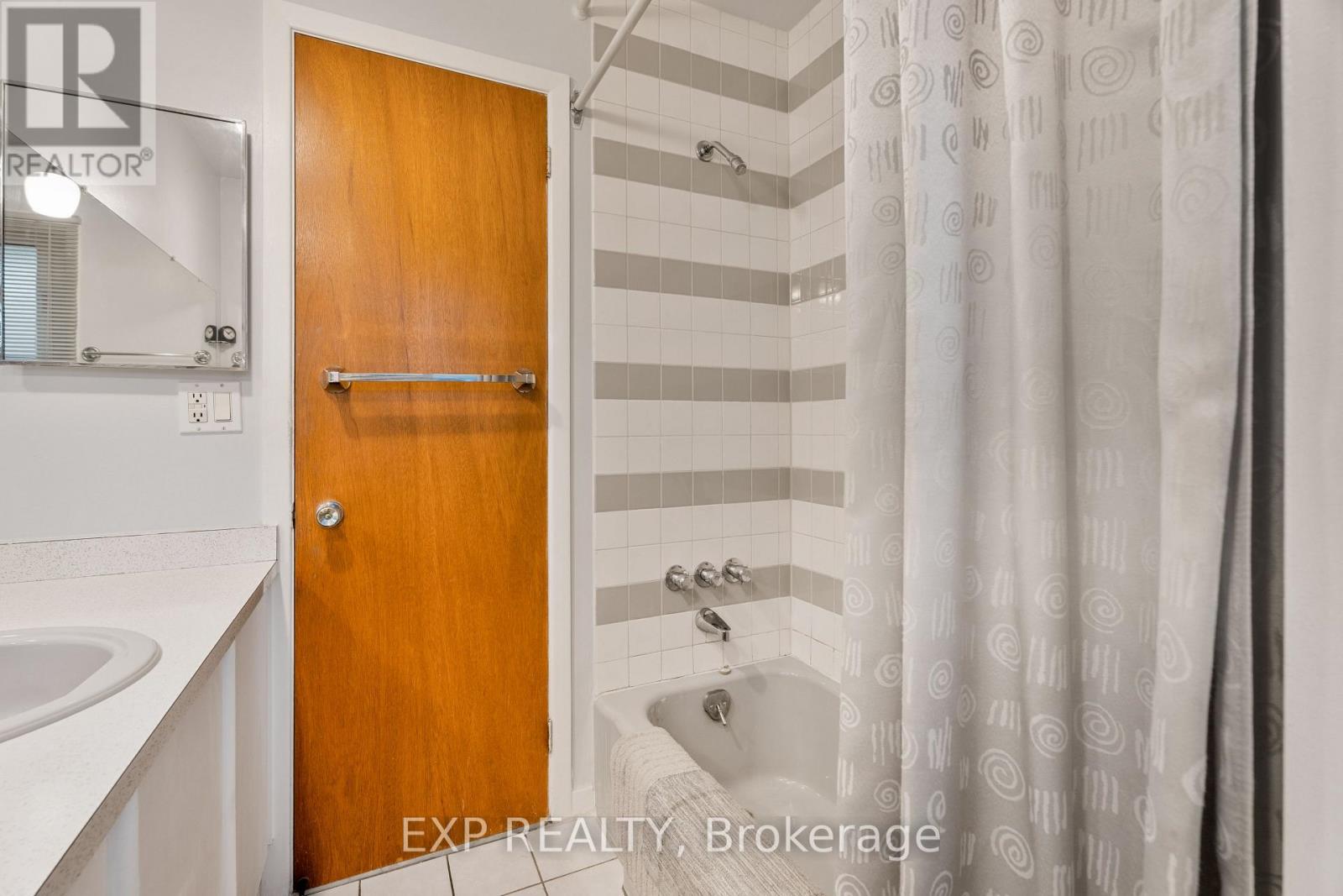 1233 Meadowlands Drive E