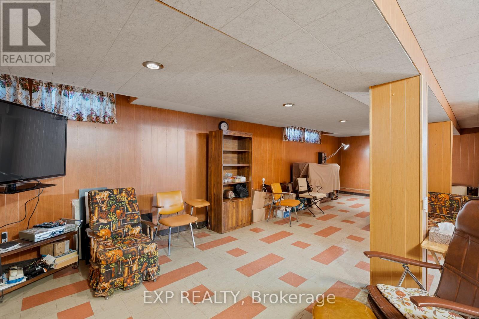 1233 Meadowlands Drive E