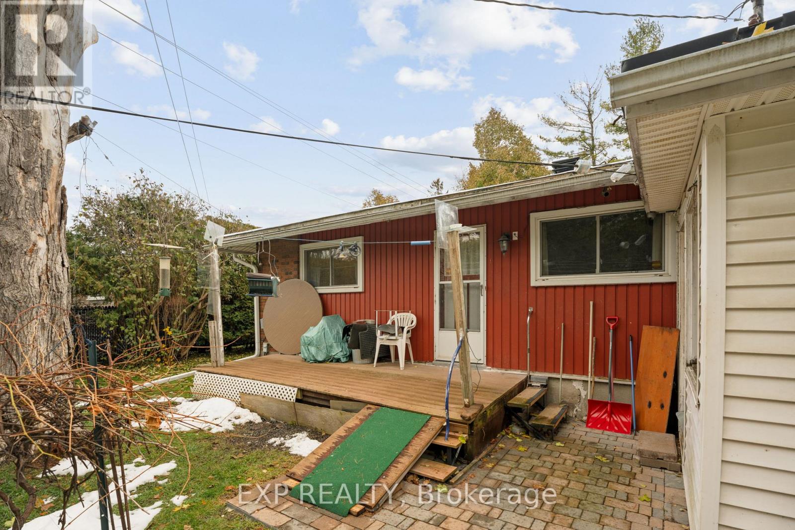 1233 Meadowlands Drive E