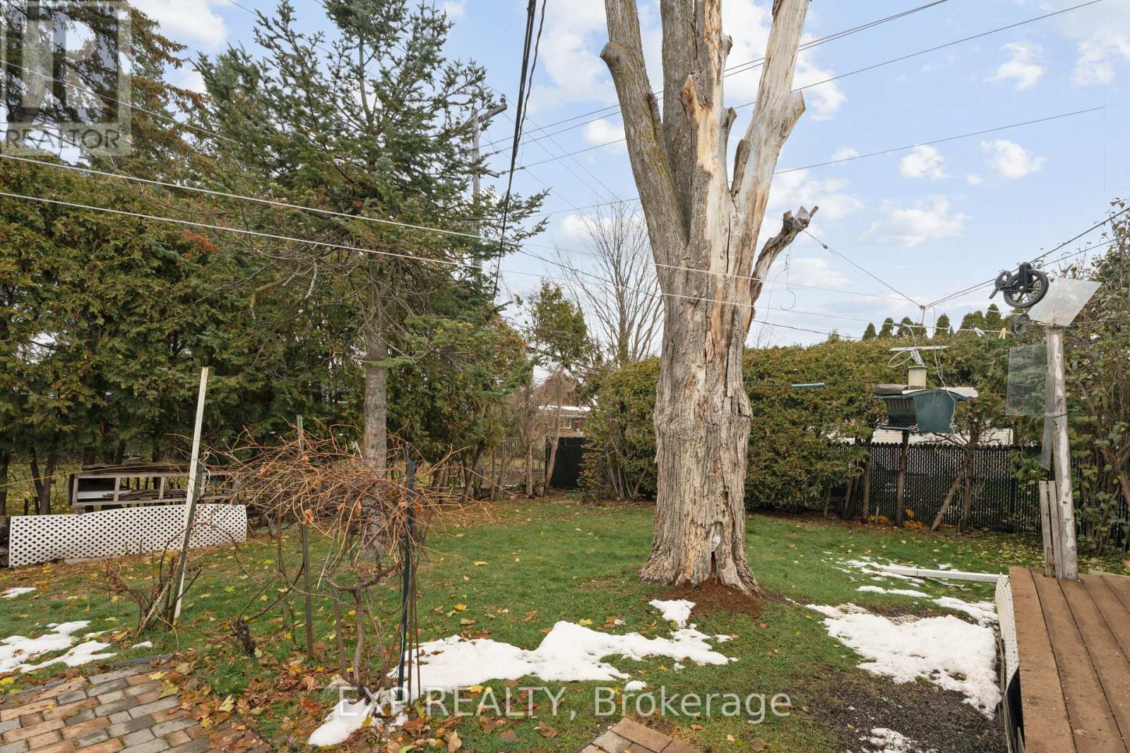 1233 Meadowlands Drive E