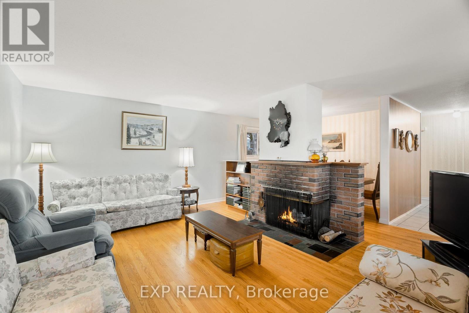 1233 Meadowlands Drive E