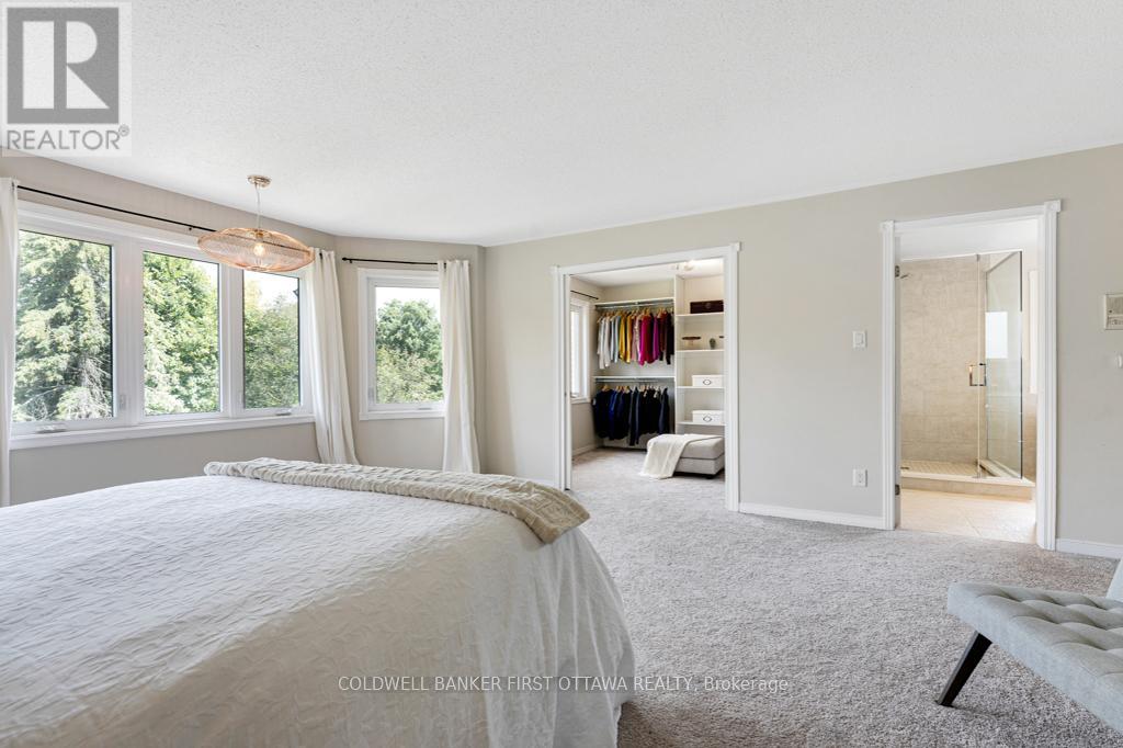 5525 Pettapiece Crescent