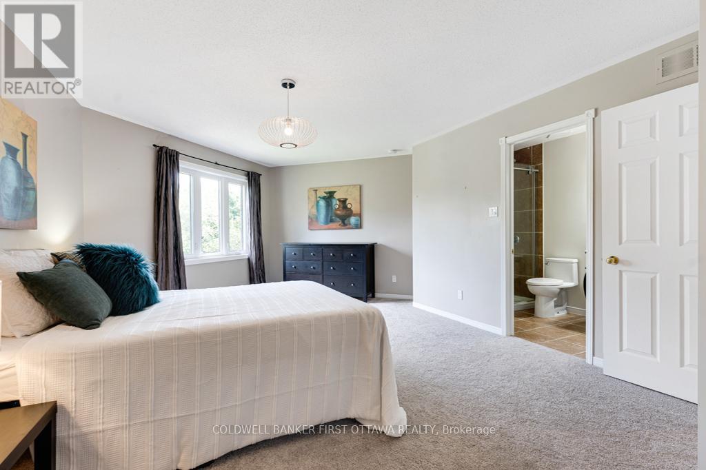 5525 Pettapiece Crescent