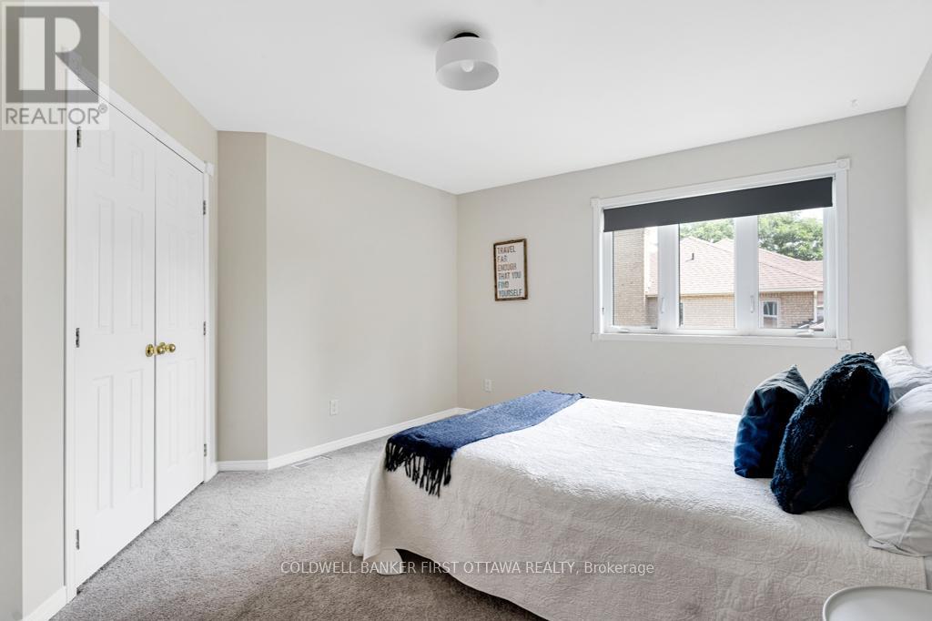 5525 Pettapiece Crescent