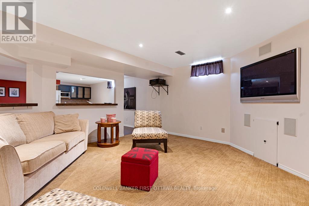 5525 Pettapiece Crescent